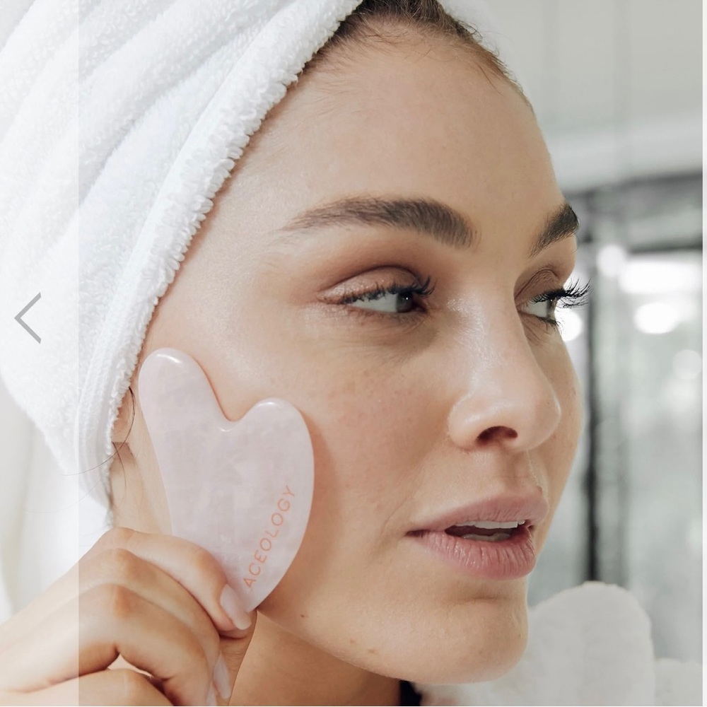 ACEOLOGY | Rose Quartz Gua Sha Facial Massager - Picture 1 of 13